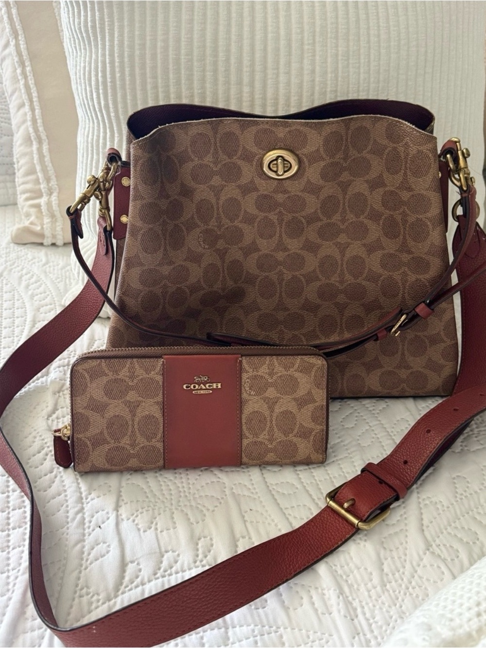 Coach Signature Canvas
Shoulder Bag and Zip Wallet in Brown/Saddle